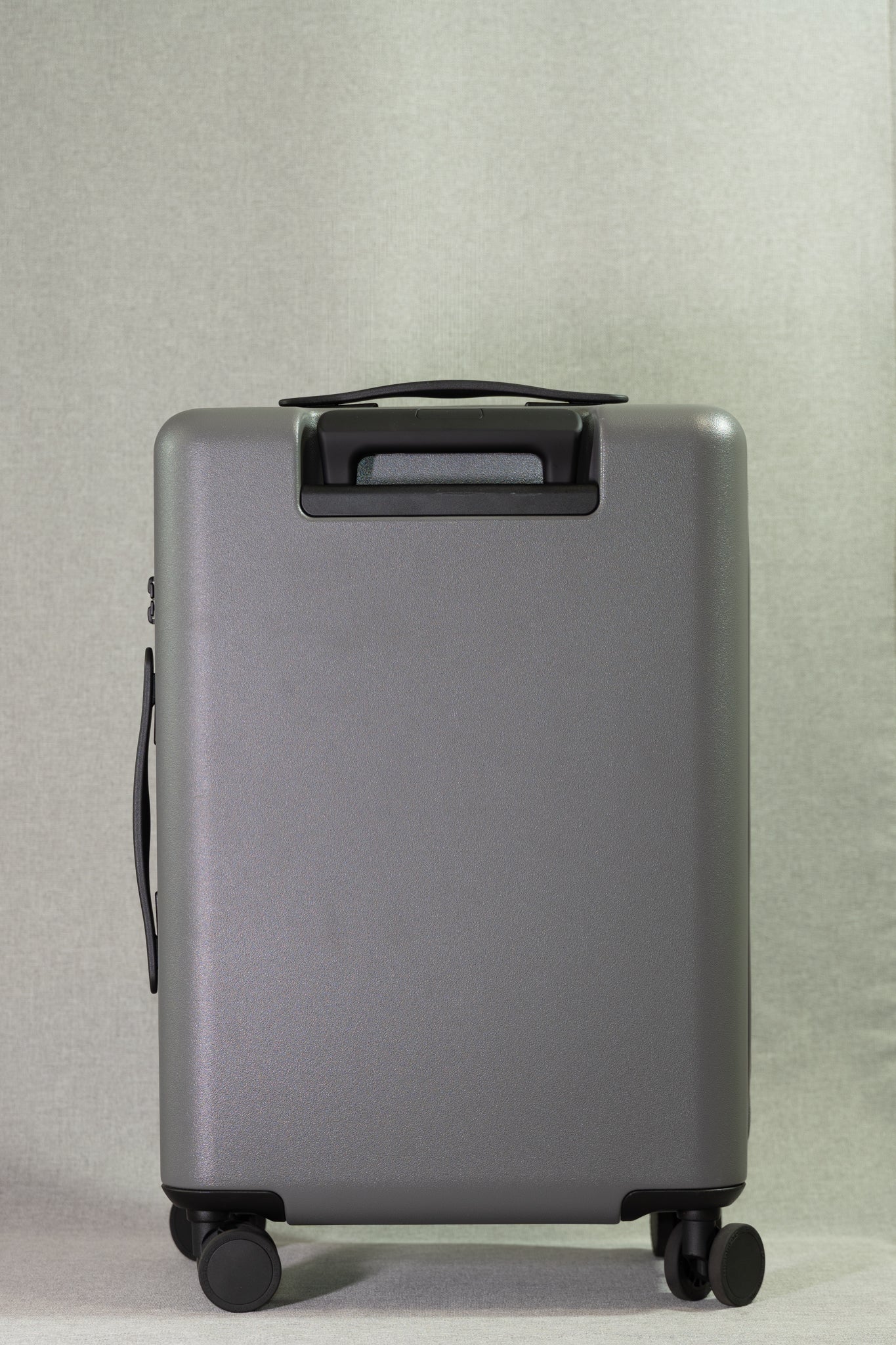 Studio Carry-on (Ashen)